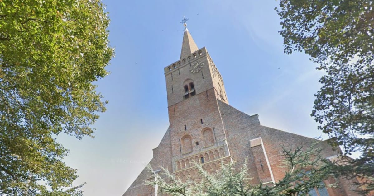Tijd staat even stil op Texel: uurwerk Burghtkerk krijgt onderhoudsbeurt