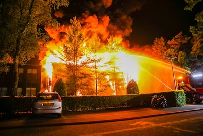 Uitslaande brand verwoest zorginstelling in Beekbergen, tentenkamp met 186 kinderen ontruimd