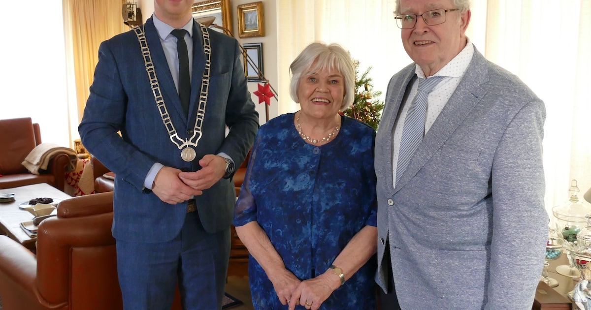 Wethouder feliciteert diamanten bruidspaar Brouns-Luijten in Wessem met 60 jaar huwelijk