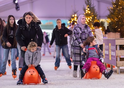 IJsbaan bij Mall of The Netherlands onder bijna zomerse omstandigheden geopend