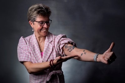 Monic (58) heeft tatoeages als eerbetoon aan familie én aan lievelingskat Noekie