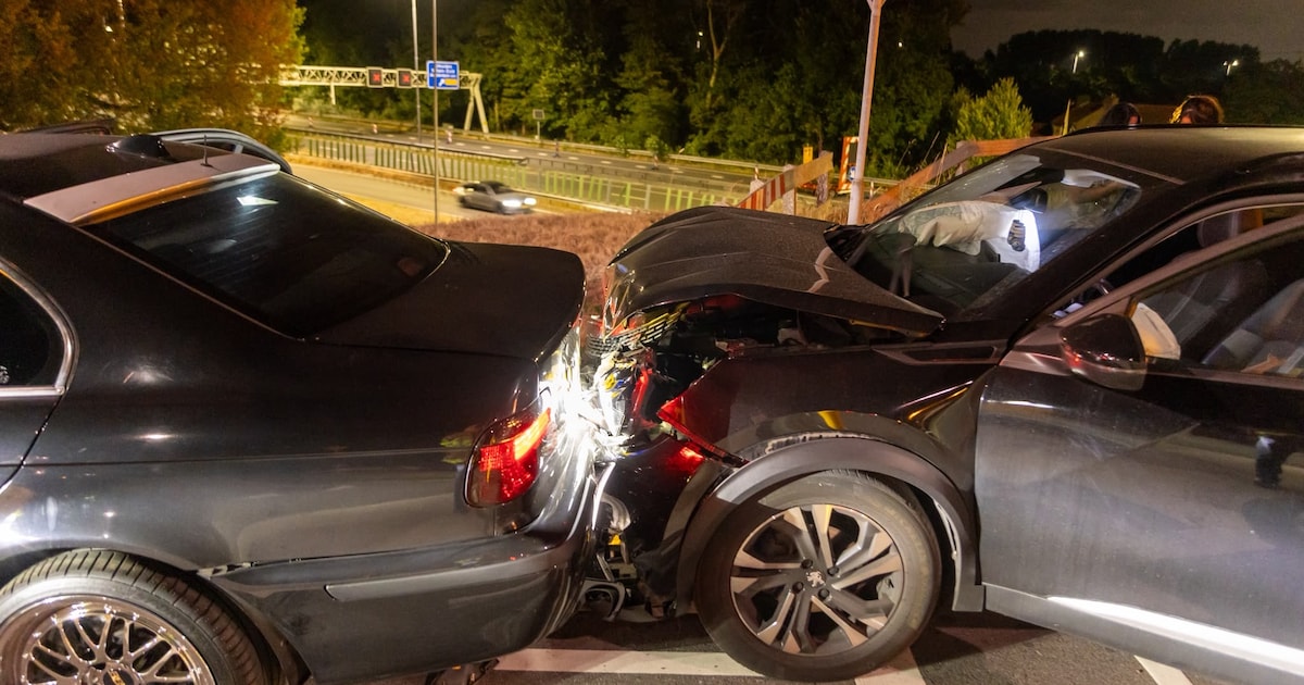 Botsing tussen drie auto's op Rijksweg in Velsen-zuid