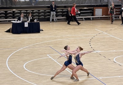 Papillon grossiert in medailles op NK twirlen