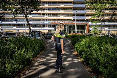 Agent Joyce schudde relschopper de hand, maar die nacht laat haar niet los: ‘We waren een schietschijf’