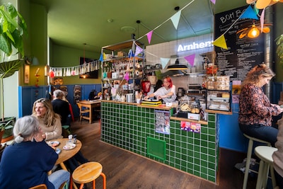 In de rij voor koffie, gezelligheid en Portugees gebak