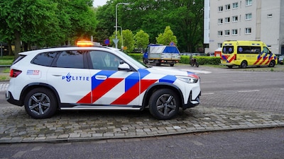 Brommerrijder botst op gemeentewagen in Oss, jongen gecontroleerd door ambulancepersoneel