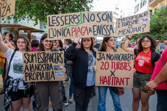 Bewoners van Ibiza blokkeren de toegang tot het iconische uitkijkpunt Es Vedra uit woede over de toeristen.