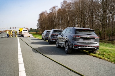 Gloednieuwe auto’s gered van brandende trailer op A1 bij Deventer