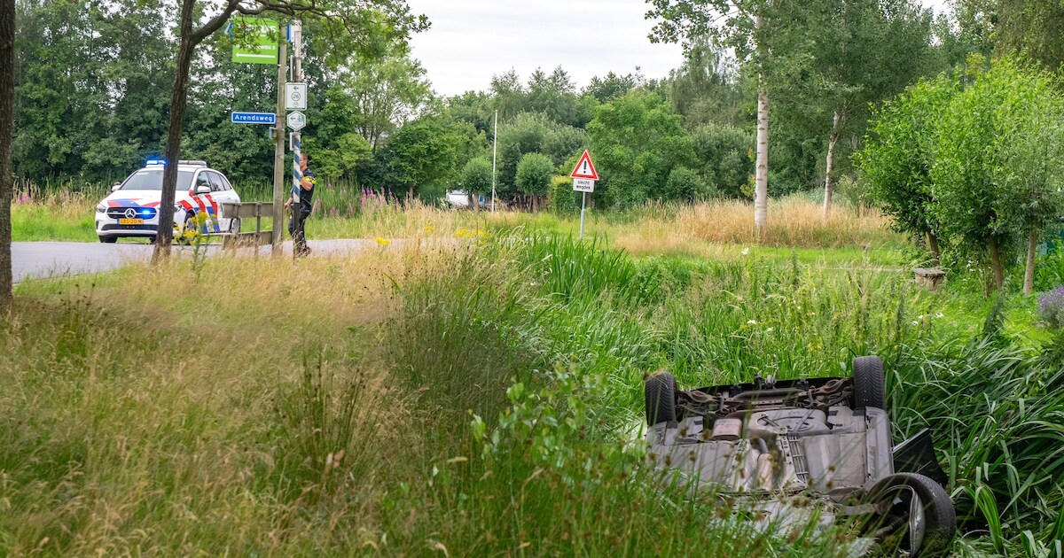 Auto op zijn kop in diepe sloot langs de Meenteweg in Havelte