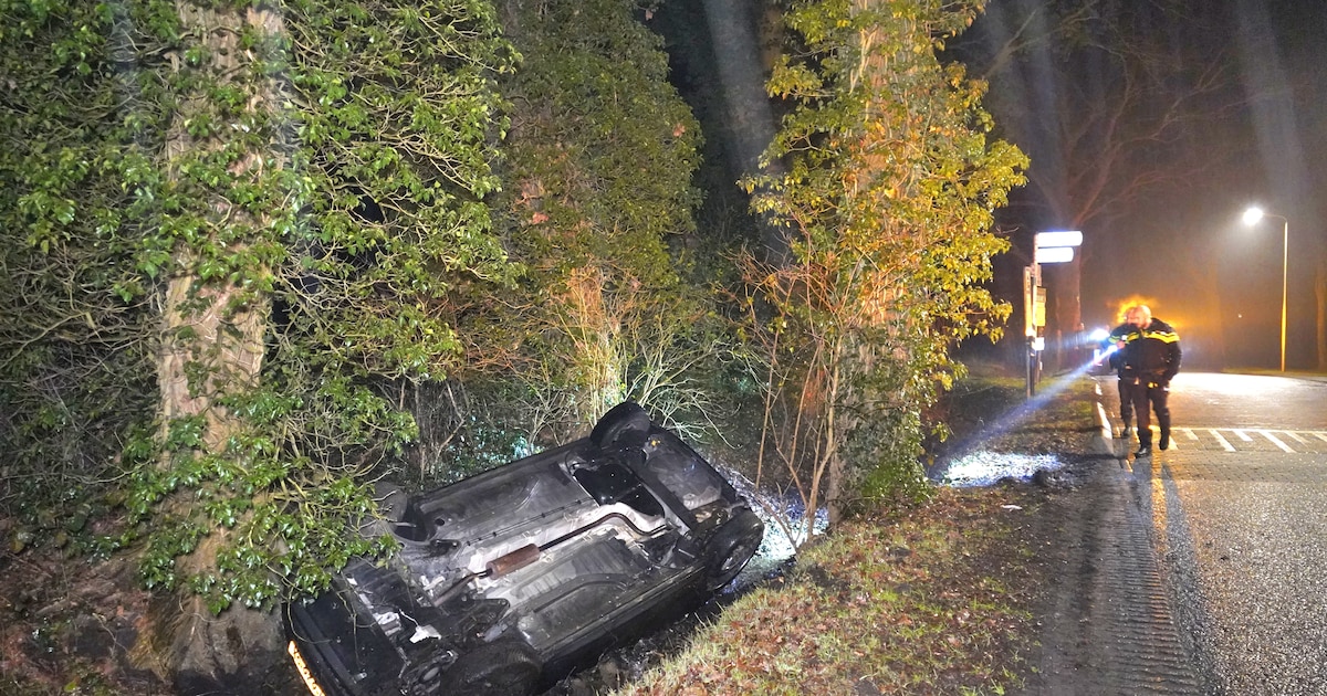 Auto belandt op de kop in sloot bij IJhorst