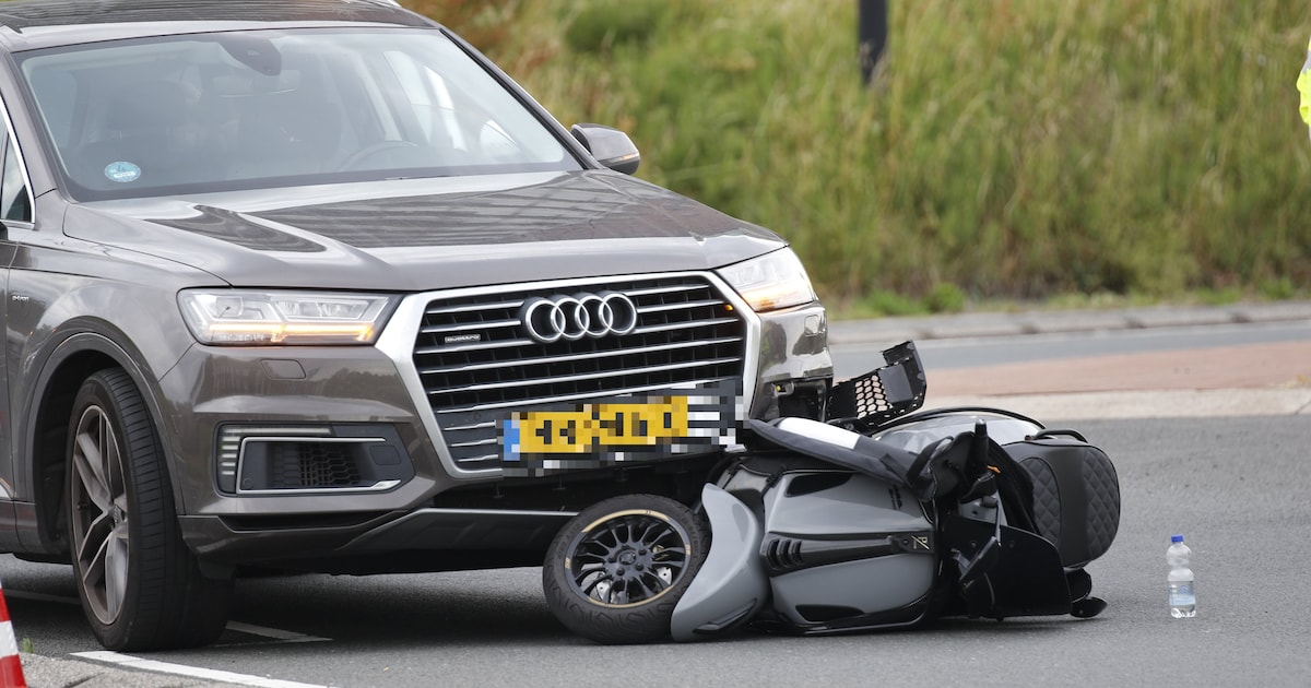 Botsing op rotonde tussen scooter en auto in Beverwijk