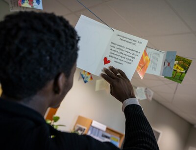 ‘Welkom lieve mensen’: stapeltjes post met steunbetuigingen vóór opvang in Apeldoorn