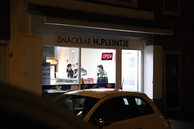 Snackbar vlak voor sluiten overvallen, verdachte verliest jas bij vluchtpoging