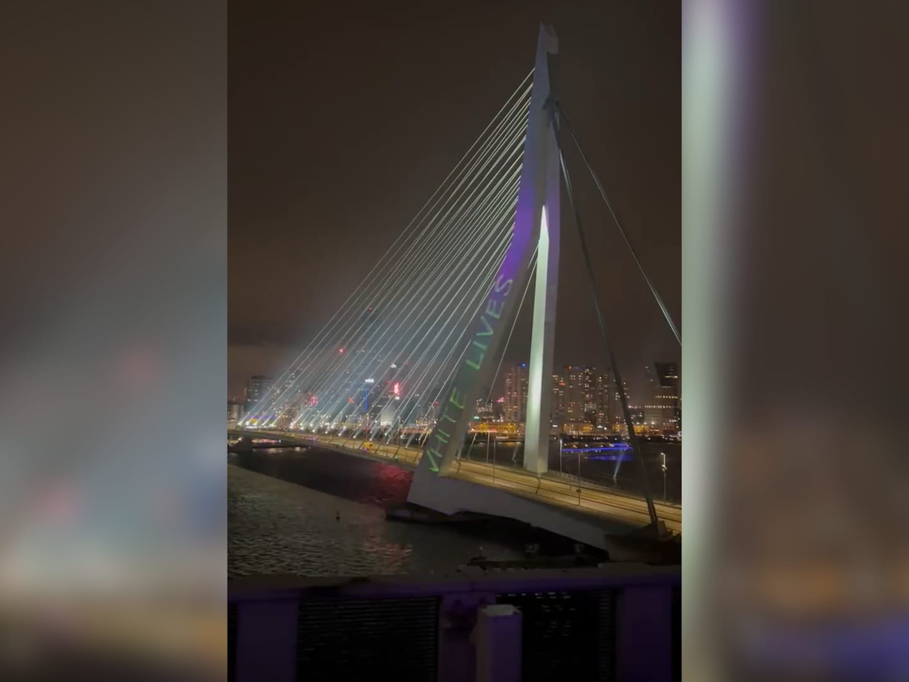Op de Erasmusbrug waren tijdens de jaarwisseling leuzen te lezen.