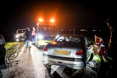 Automobiliste rijdt sloot in als ze moet uitwijken voor tegenligger in Sprang-Capelle