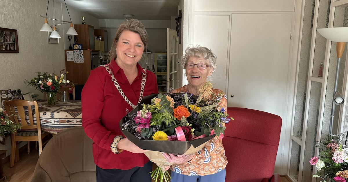 Burgemeester feliciteert 100-jarige mevrouw Slot-Van Vliet in Montfoort