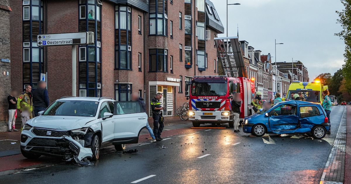 Bestuurder bekneld na harde botsing op Oosterkade in Leeuwarden