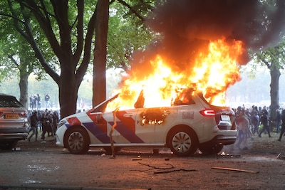 Verdachte (25) gooide putdeksel en tafelblad naar politieauto: tien maanden cel