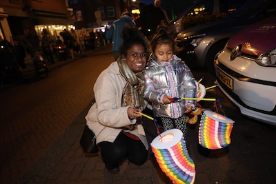 Fotoserie: Lampionnenoptocht Sint Maarten in de Vruchtenbuurt