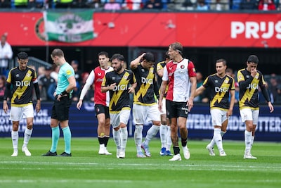 Feyenoord zoekt naar kansen in de tweede helft, doelman Rayo Vallecano oefent fopduik