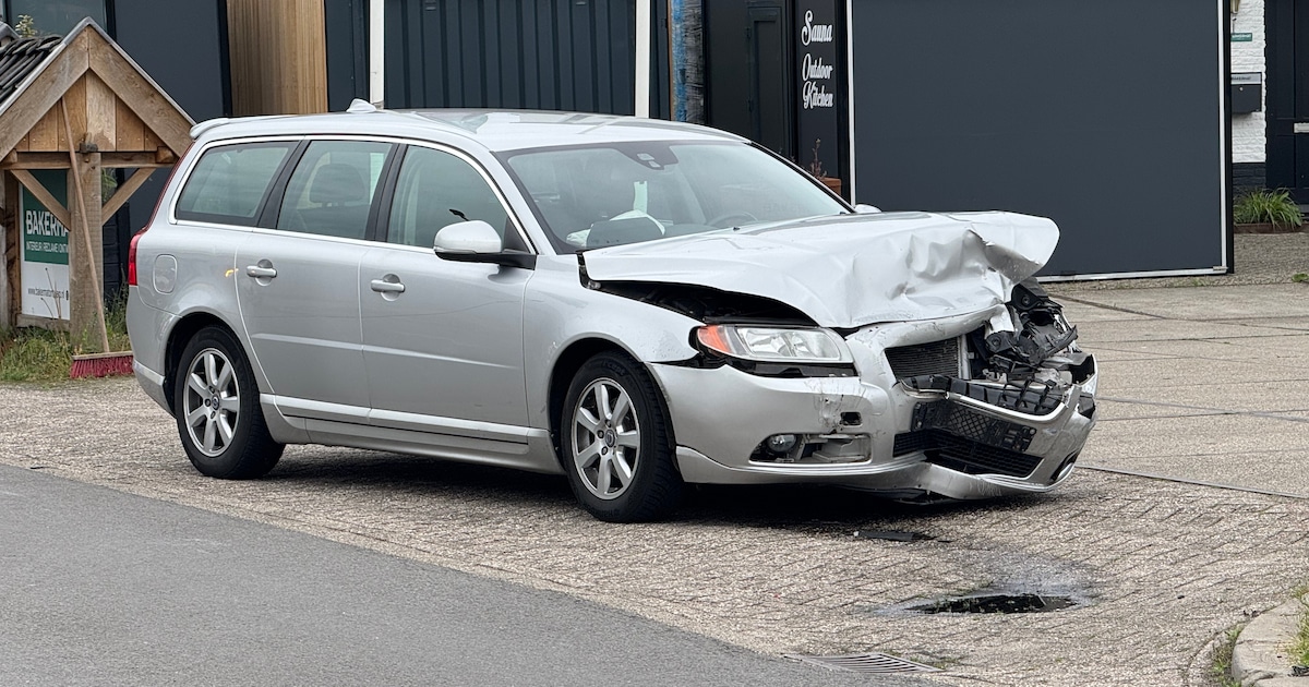 Auto’s in de kreukels na botsing in Holten