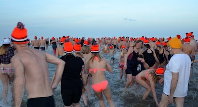 Eemsdelta houdt op meerdere plekken een nieuwjaarsduik