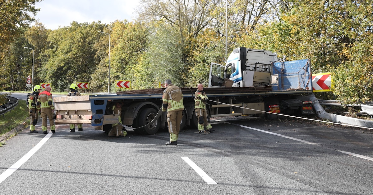 Vrachtwagen dwars op A58 bij Roosendaal: snelweg richting Bergen op Zoom na uren weer open