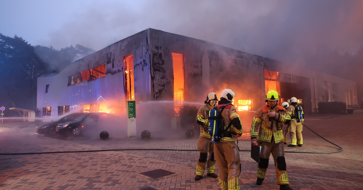 Grote brand bij bedrijf dat orgelpijpen maakt, brandweer uren bezig met blussen | 112 nieuws Zeist