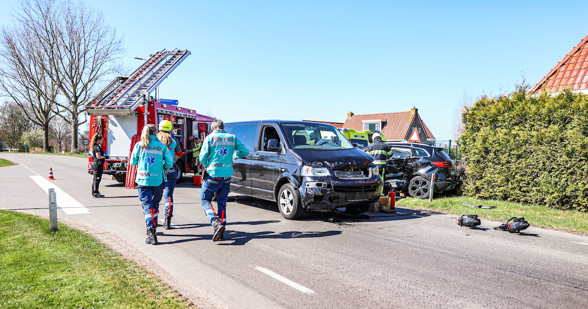 Ravage na botsing tussen bestelbus en auto op kruising in Rotsterhaule