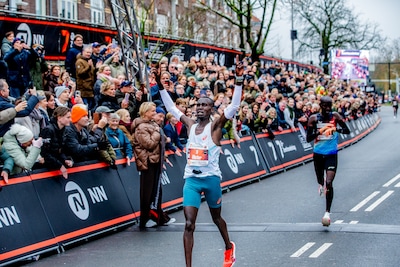 Keniaan Victor Kipruto wint Zevenheuvelenloop, Nijmegenaar Mike Foppen loopt Nederlands record