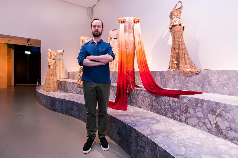 Ontwerper Jan Taminiau, de maker van de ‘Indiase’ avondjurk, bij de solotentoonstelling Reflections in 2018 in Utrecht.