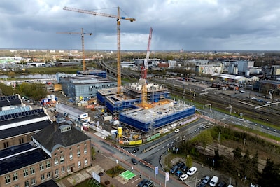 Den Bosch ziet nieuwe skyline ontstaan: twee torens schieten omhoog, honderden parkeerplekken eronde