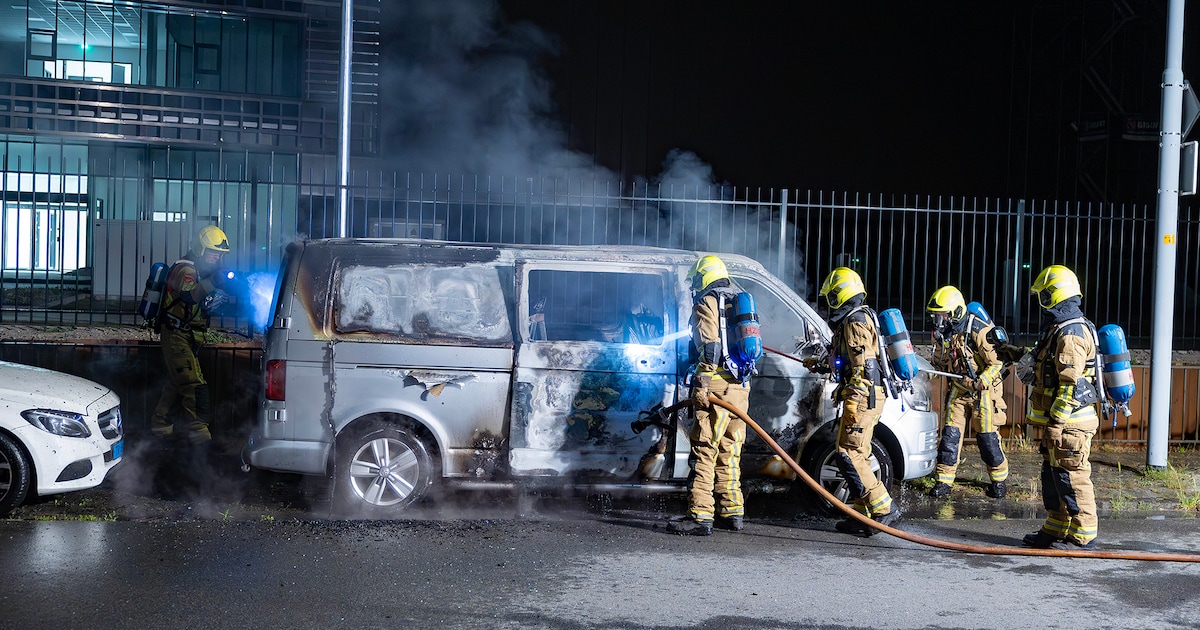 Bestelbusje gaat in vlammen op in Zwanenburg
