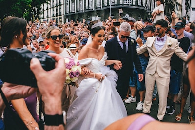 Hij zag er de hilariteit van in: Cristiano Ronaldo trouwt niet, maar lacht wel om mensenmassa bij bewuste kathedraal