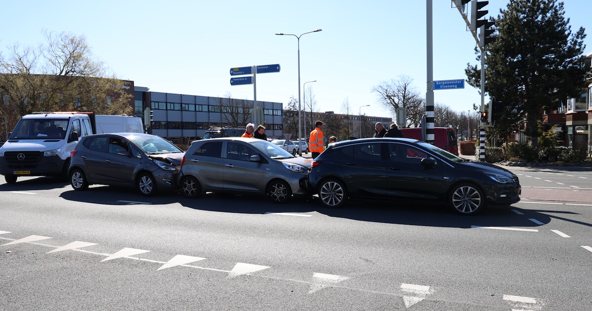 Kettingbotsing met drie auto’s in Honselersdijk, voorste auto maakte plotseling een noodstop | Den H