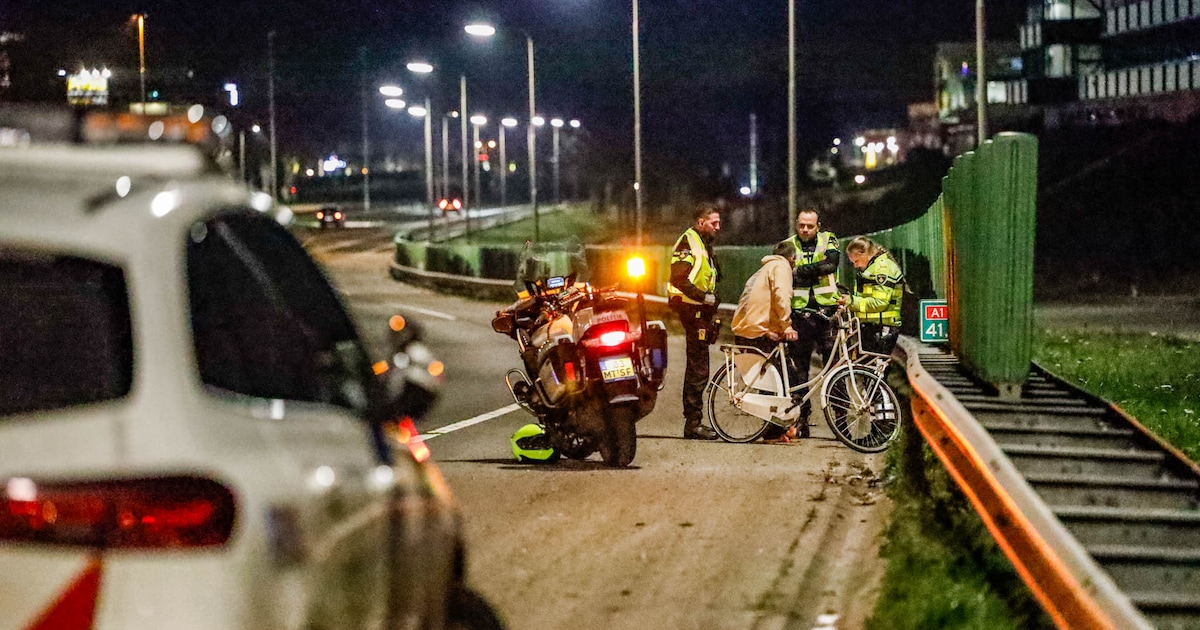 Man probeert met witte omafiets snelweg A1 bij Vathorst op te rijden