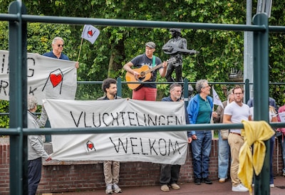 Voorstanders van opvang tonen zich nu ook in IJsselstein: kleine 30 mensen zingen en zwaaien met spa