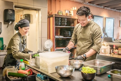 Thais restaurant én kunstgalerie Same Same prikkelt je zintuigen, maar mist wat sprankeling