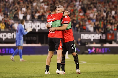 NEC komt vroeg in de verlenging op voorsprong tegen tien man van Olympiakos