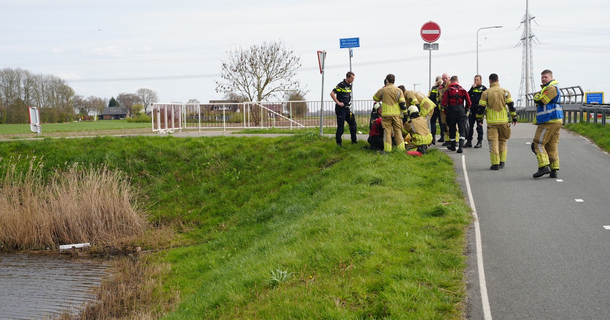 Brandweer haalt persoon uit water langs de Bunschoter Veenkamp