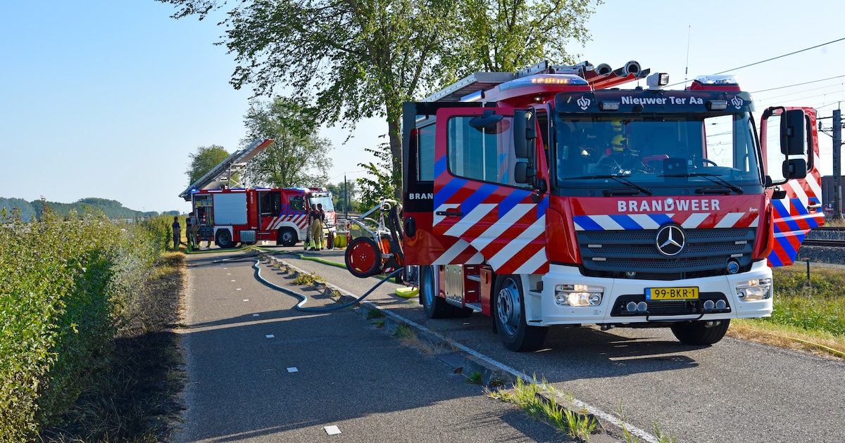 Vijftig meter berm in brand langs Amsterdam-Rijnkanaal in Nieuwersluis