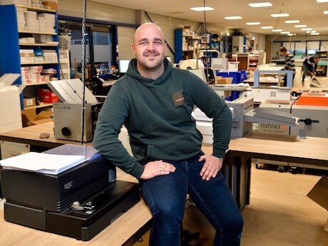 Het is bijna kerst, dus draait deze drukkerij in Bunschoten overuren: ‘Iedereen moet 100 procent geven’