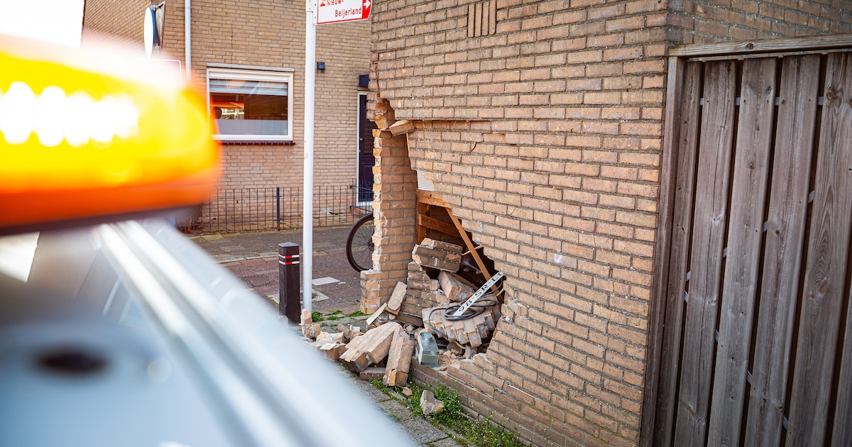 Bestelbus ramt schuurtje in Spijkenisse