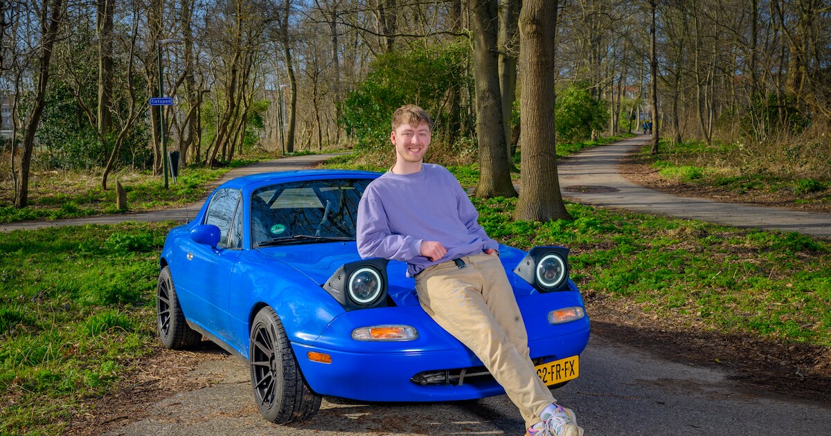 Cas (21) rijdt met een permanente grijns op zijn gezicht in cabrio van ...