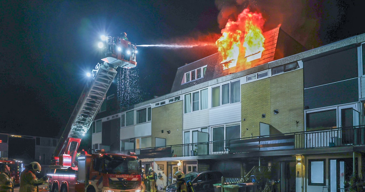 Huis in Soest bijna volledig uitgebrand na explosies en flinke vlammenzee, oorzaak nog onbekend
