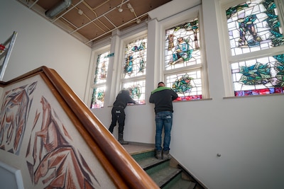 Waar zijn de vier karakteristieke glas-in-lood ramen van dit voormalige WUR-gebouw gebleven?
