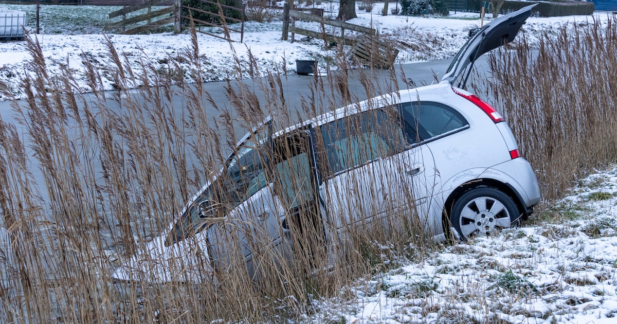 Auto glijdt van besneeuwde weg in Terband en belandt in water