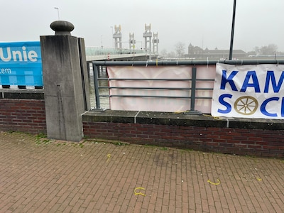 Spandoek van D66 in Kampen plots verdwenen: ‘We snappen dat het een mooi souvenir is’