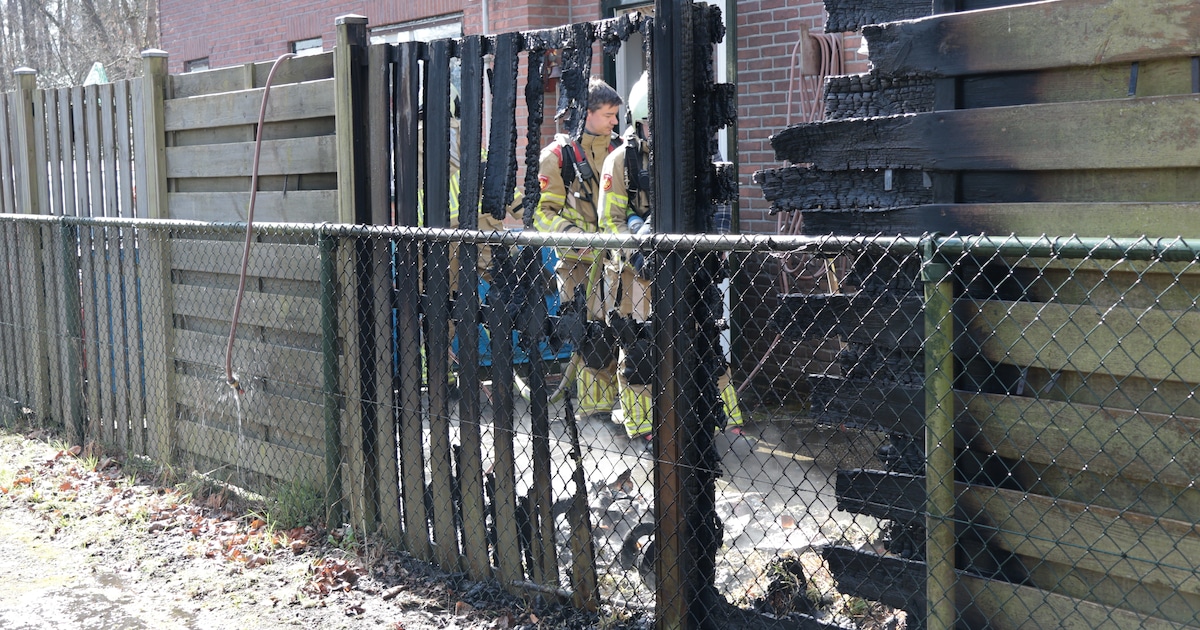 Afvalbakken en schutting in brand op de Noorderweg in Soest