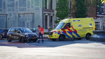 Fietsster gewond bij botsing met auto op rotonde in Oss, vrouw naar het ziekenhuis